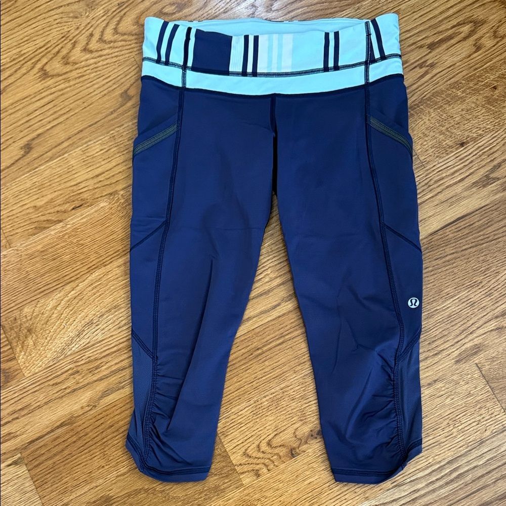 Lululemon Run A Marathon Crop II Cadet Blue / Groovy Stripe Size 6